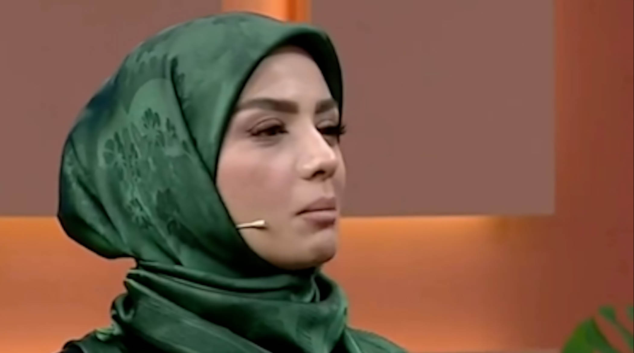 واکنش تند مجری صداوسیما به منتقدان پیاده‌روی اربعین