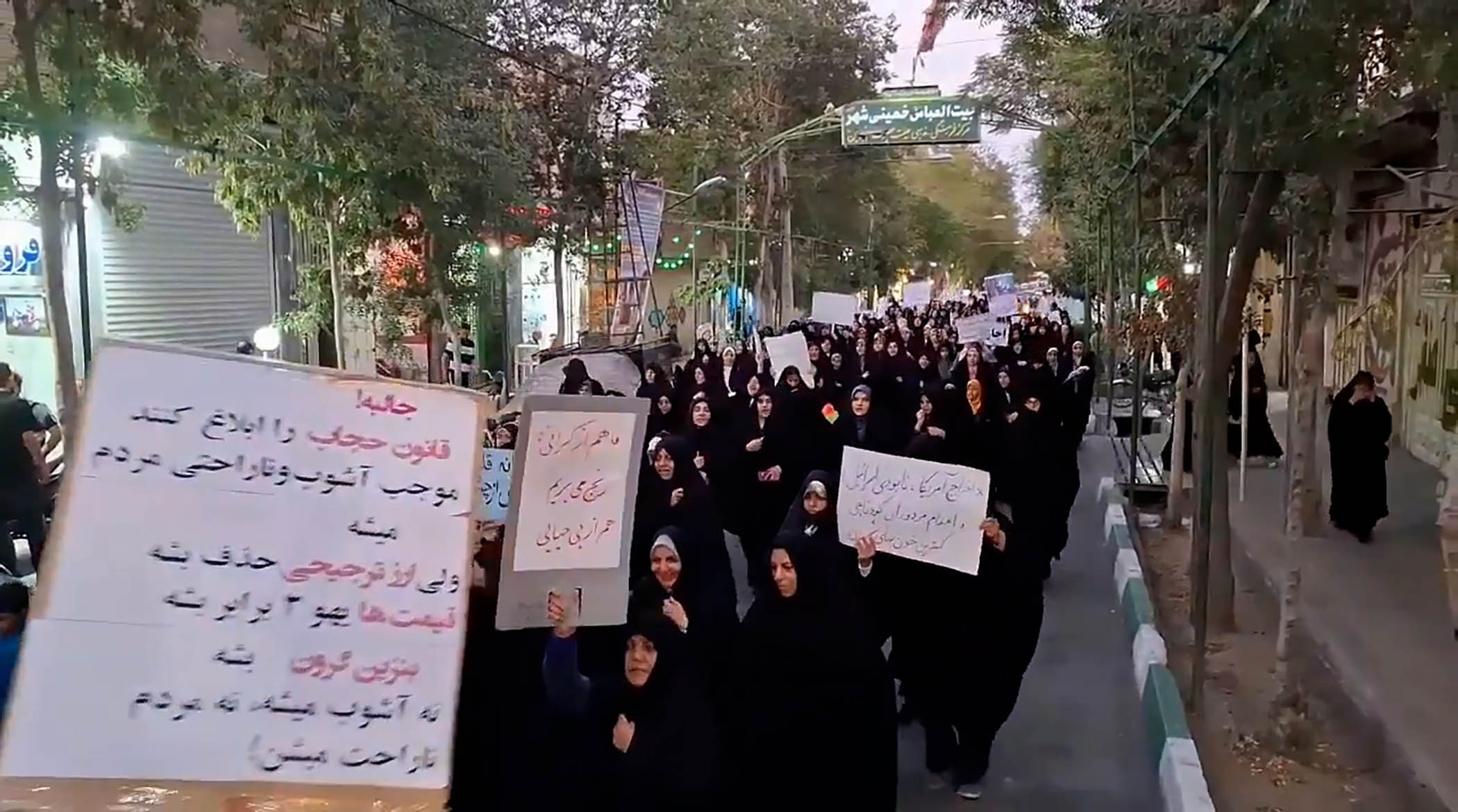 ای مرد غیرتت کو، حجاب همسرت کو!