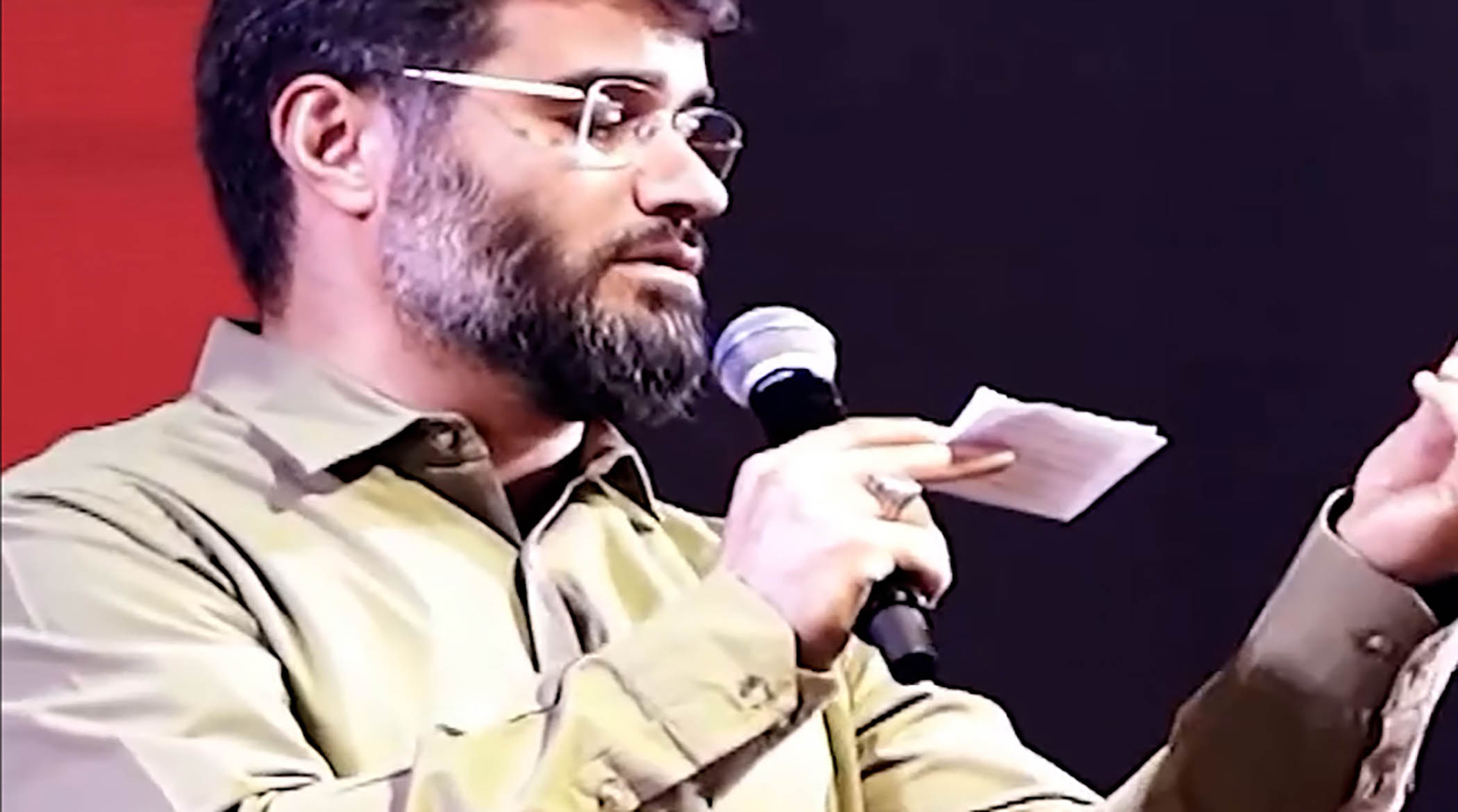 شعرخوانی آتشین میثم مطیعی علیه حسن روحانی: شرافتش را فروخت!