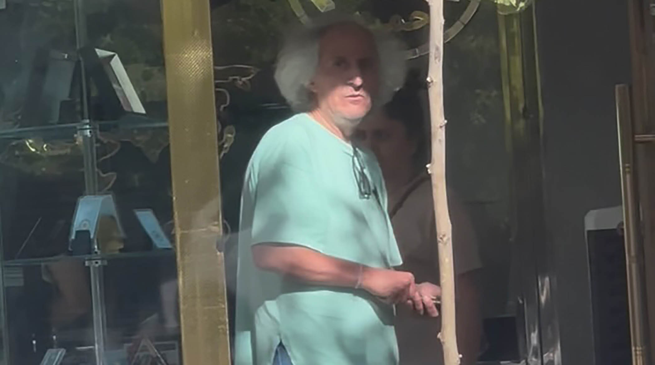 محسن نامجو در حال دلارفروشی در چهارراه استانبول