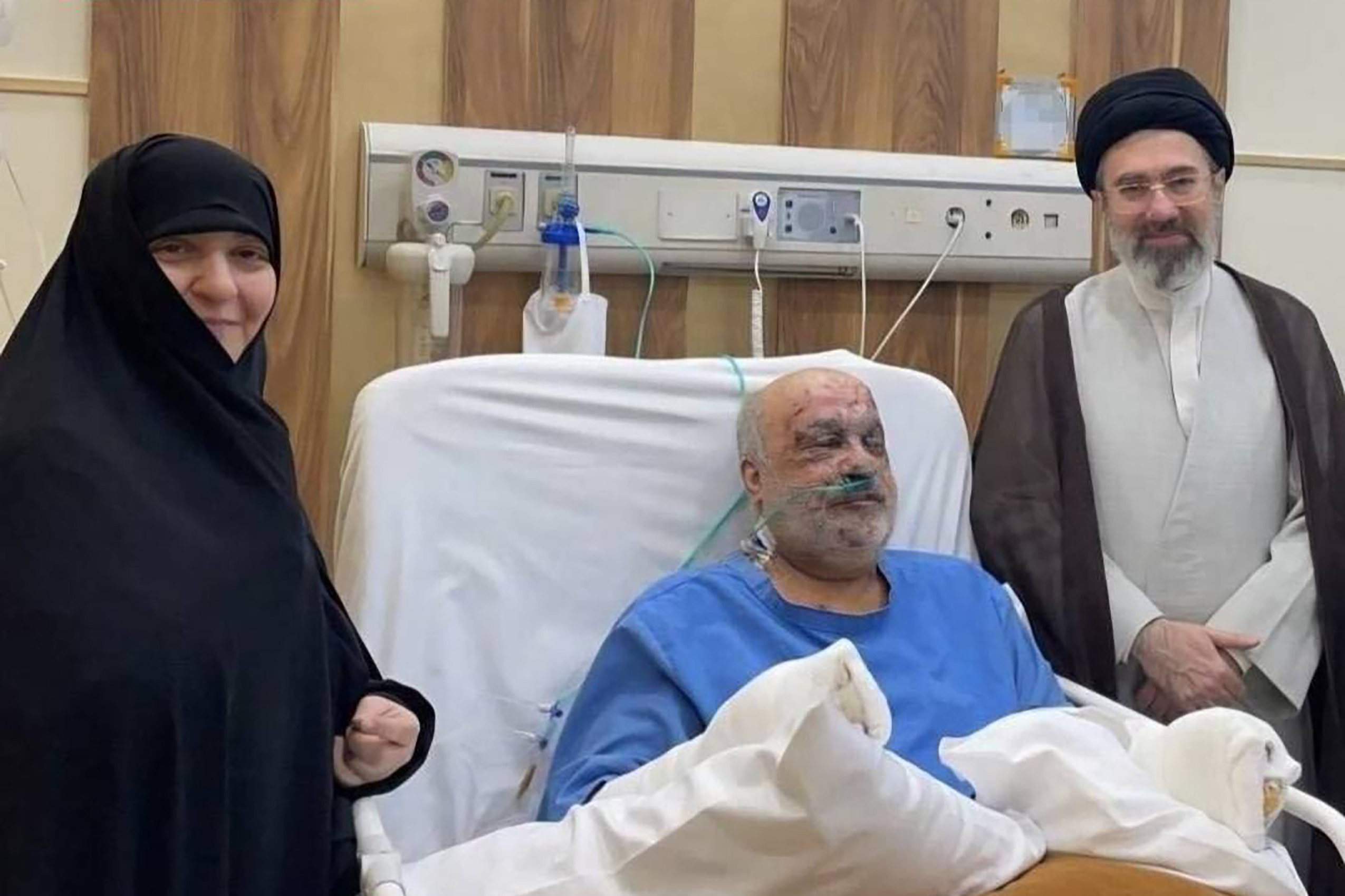 عکس:  عیادت رهبر انقلاب از سفیر مجروح ایران در لبنان