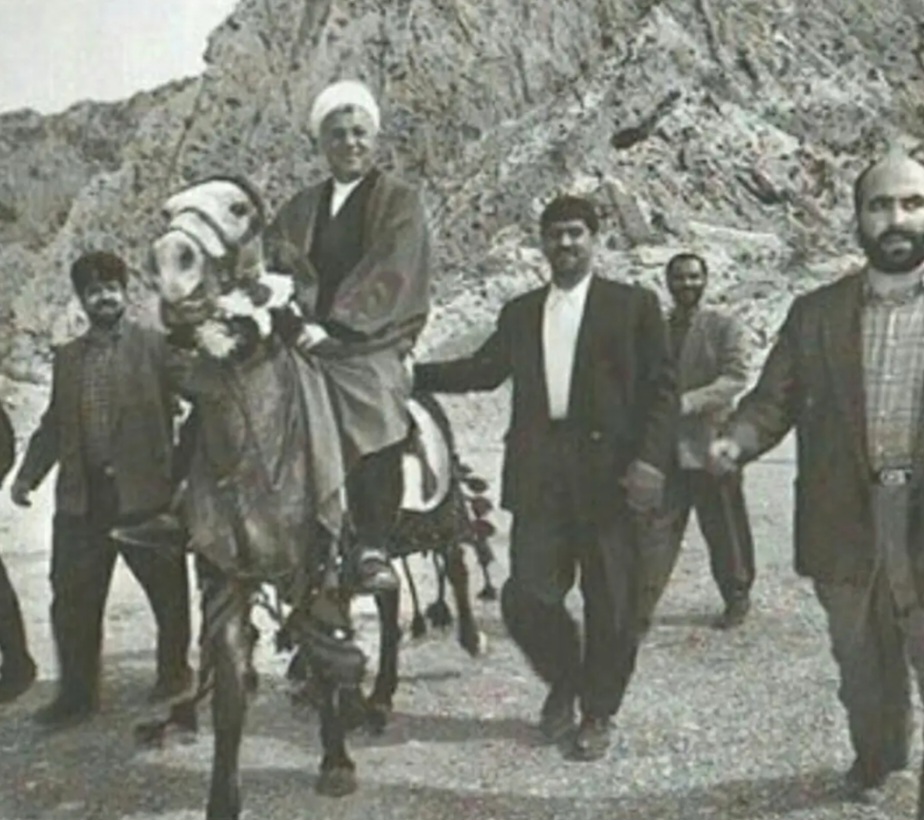 عکس: هاشمی رفسنجانی در حال اسب سواری!