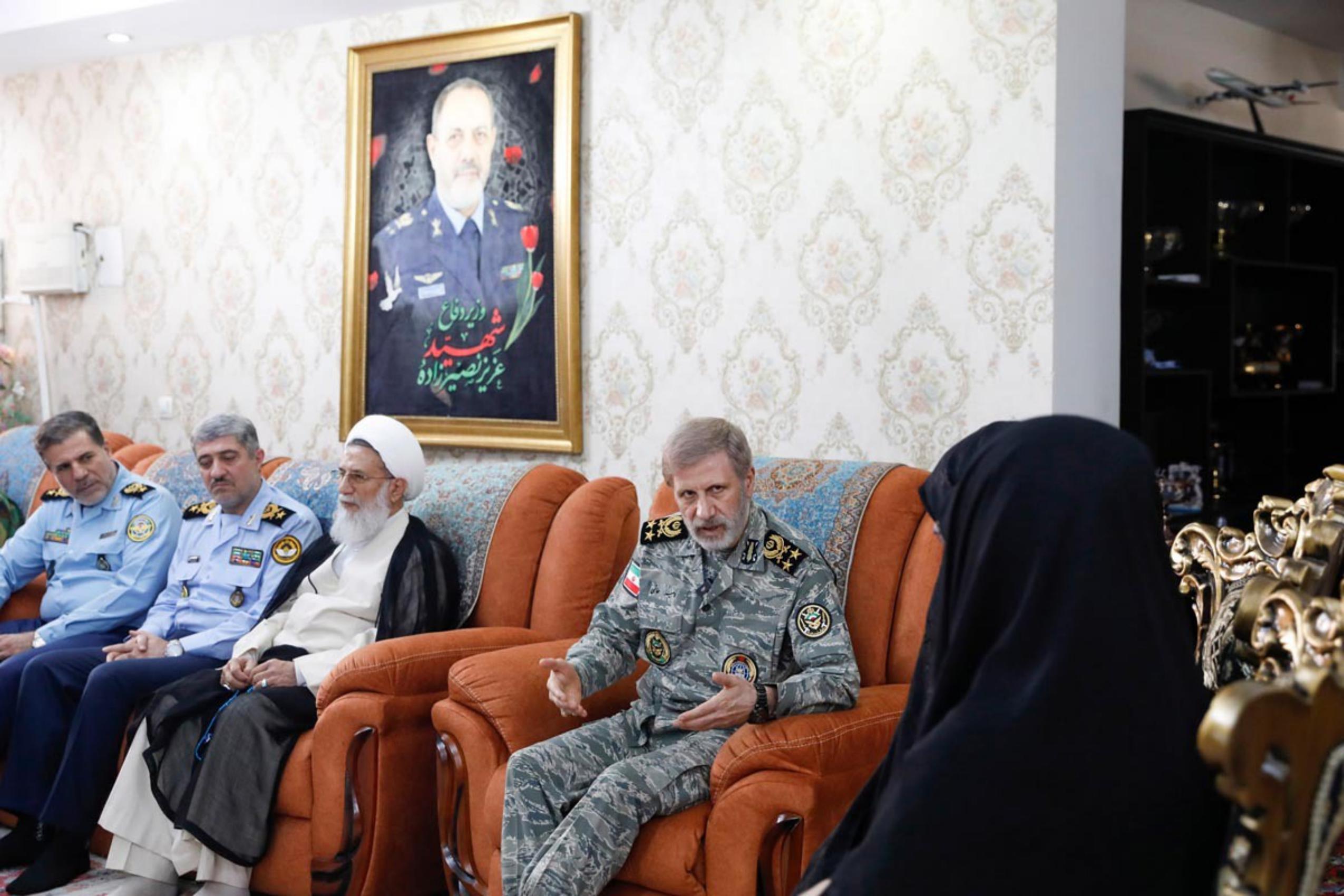 عکس: دیدار فرمانده کل ارتش با خانواده شهید سرلشکر خلبان نصیرزاده