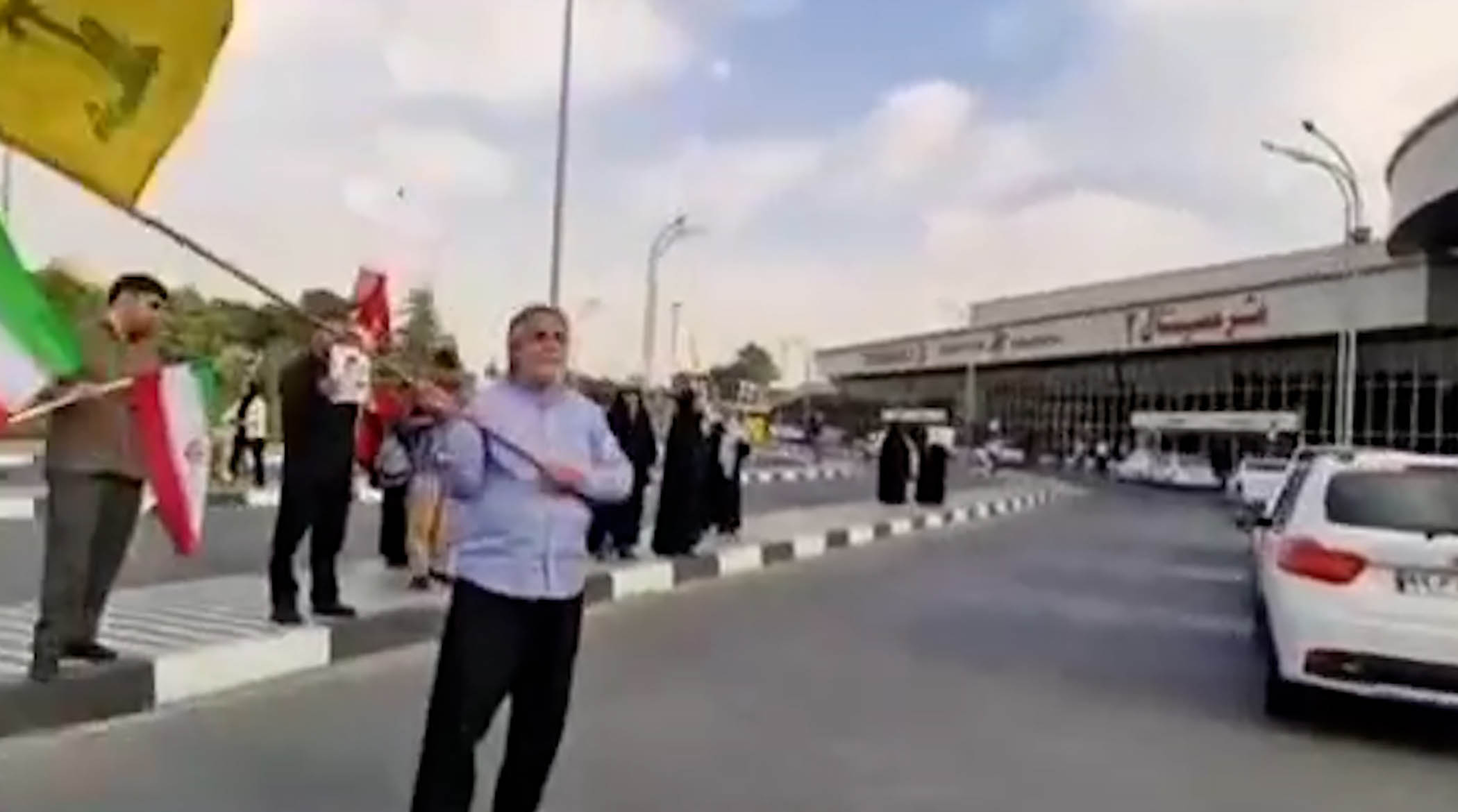 شعار سوپرانقلابی‌ها در فرودگاه مهرآباد علیه پزشکیان و عراقچی