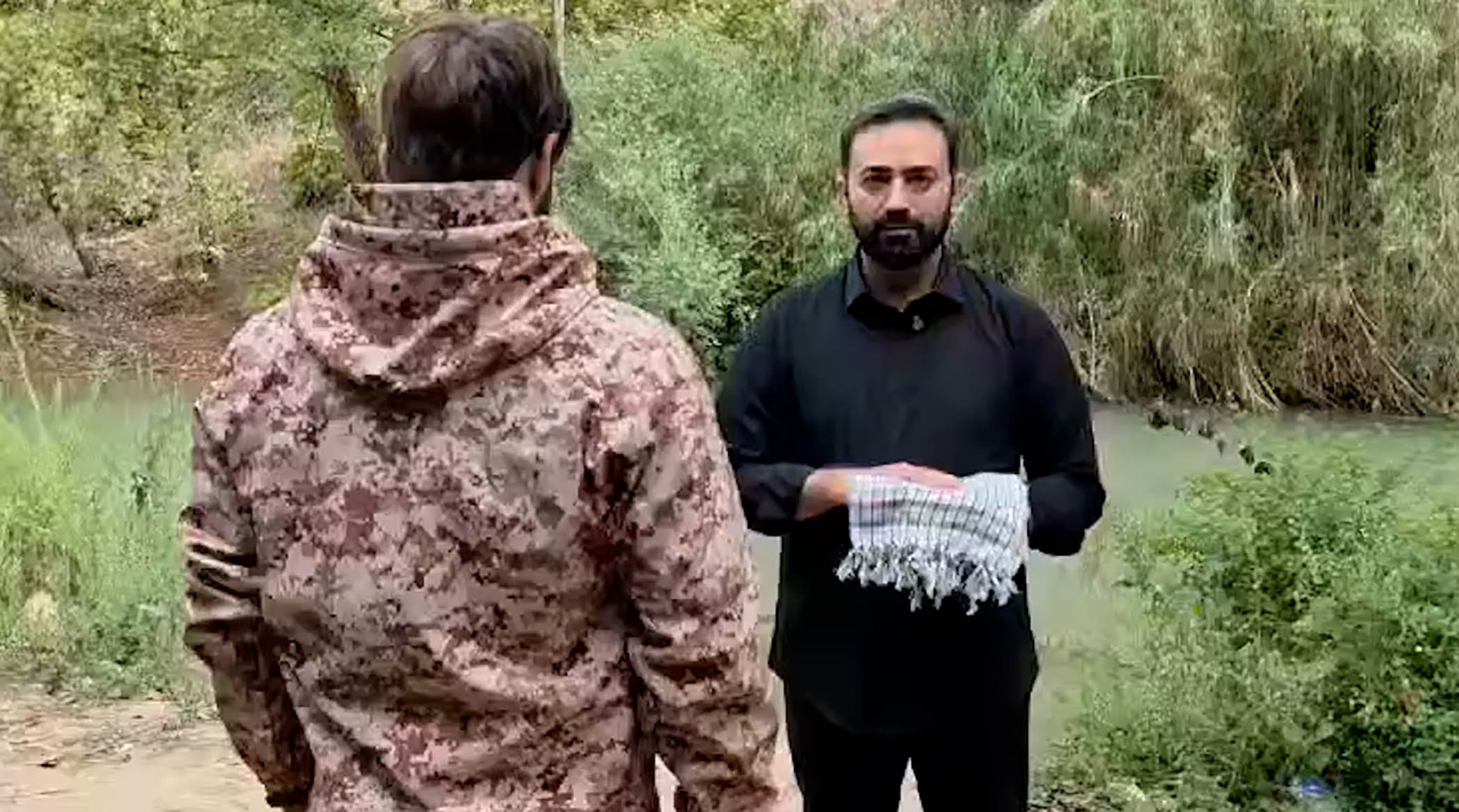 اهدای چفیه رهبر انقلاب به رزمندگان حزب الله