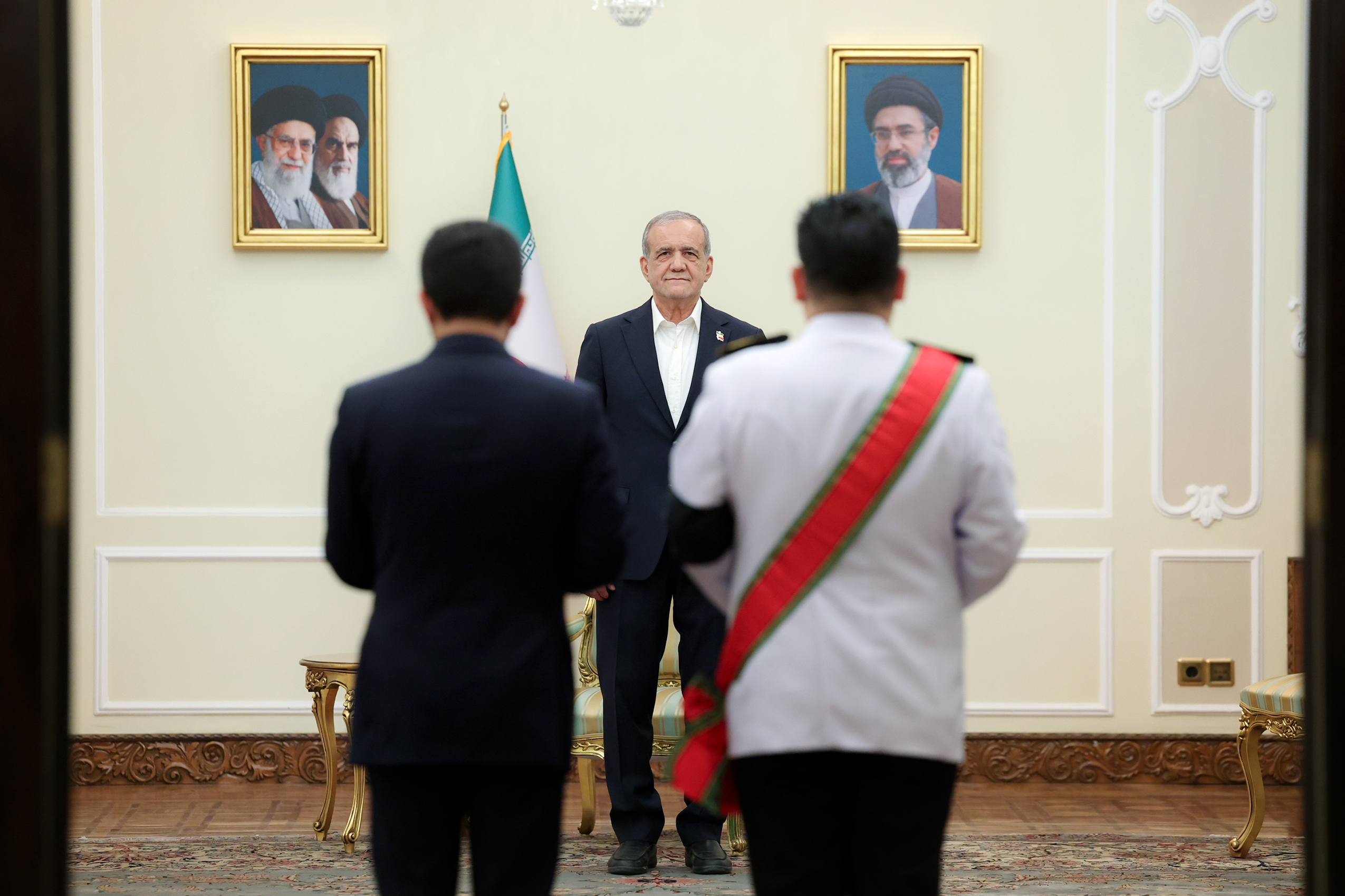 عکس: تسلیم استوارنامه سفرای کشورها به رئیس جمهور
