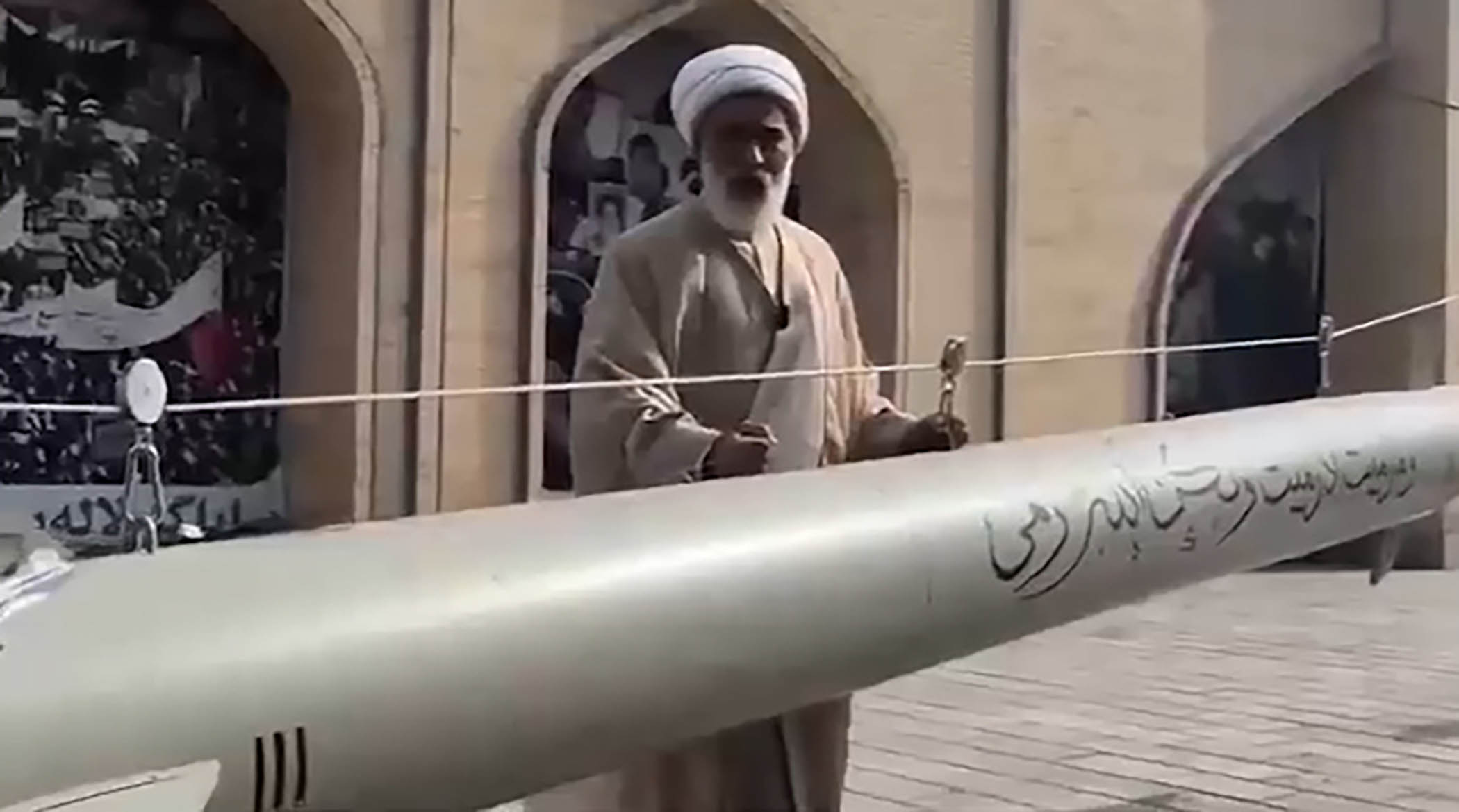 ویدیوی یک روحانی از پرتاب همکارش با موشک به اسرائیل!