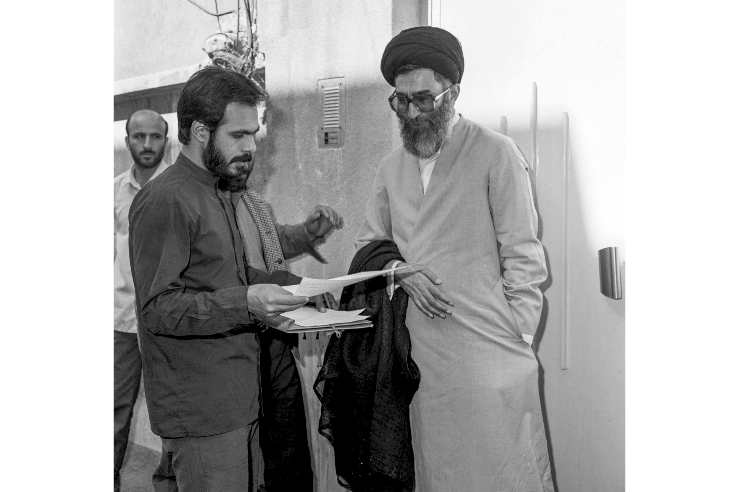 عکس: پنجره‌ای به گذشته؛ حضور رهبر شهید در طرح سرشماری سال ۱۳۶۵