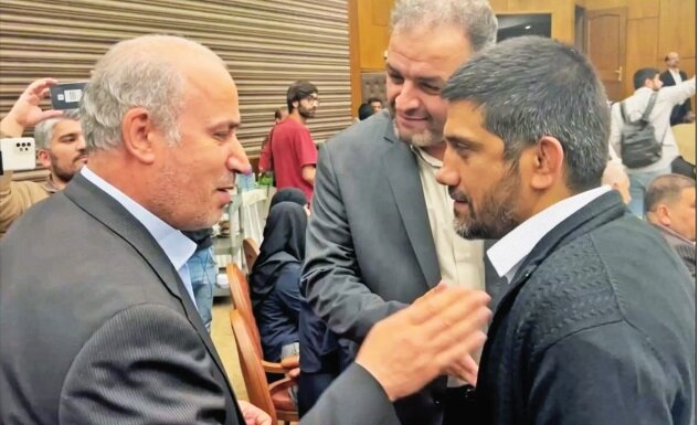 تاج به دیدار دبیر رفت