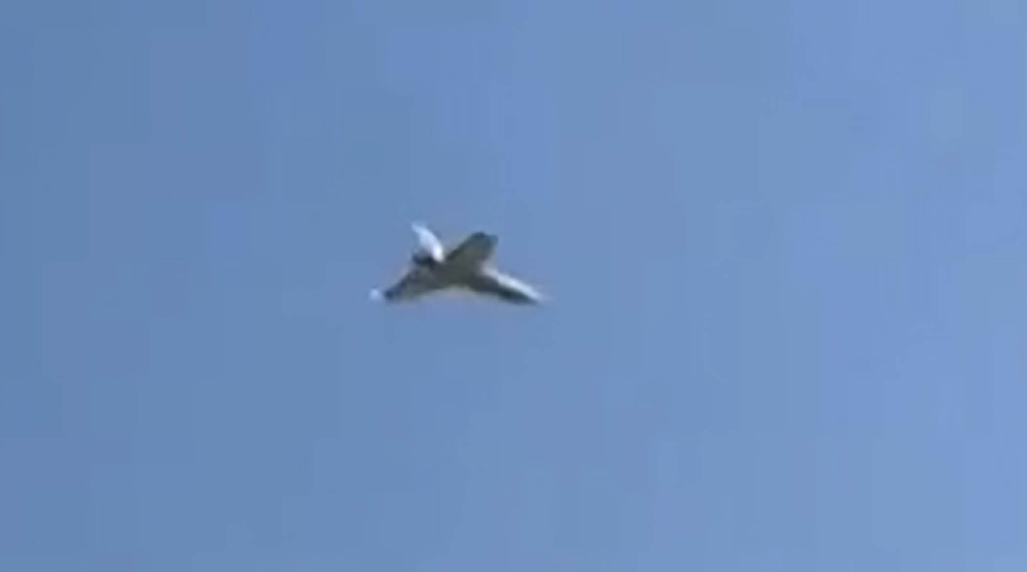 تلاش برای شکار پهپاد انتحاری با پاره آجر!