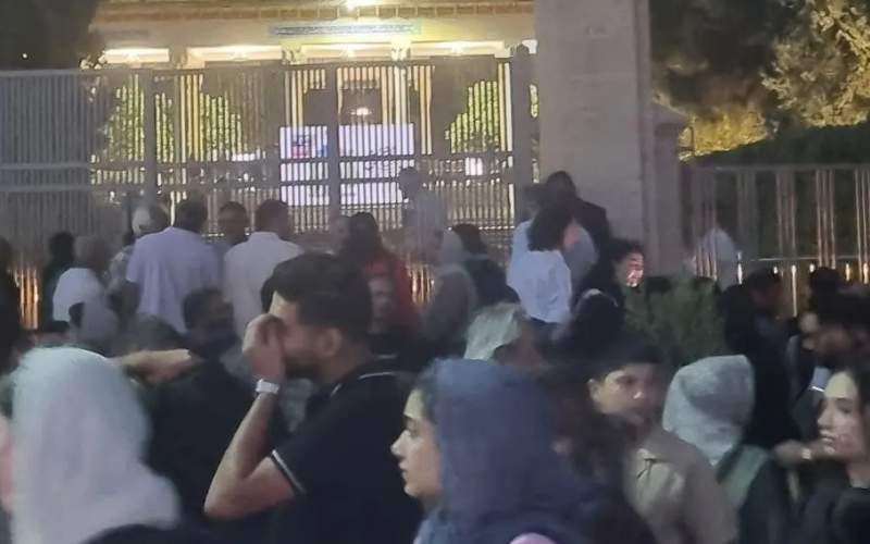 بسته شدن در آرامگاه حافظ در «روز حافظ»! + عکس